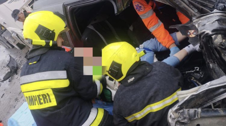 Un camion și o mașină s-au lovit grav la Cantemir. Două persoane, blocate printre fiare