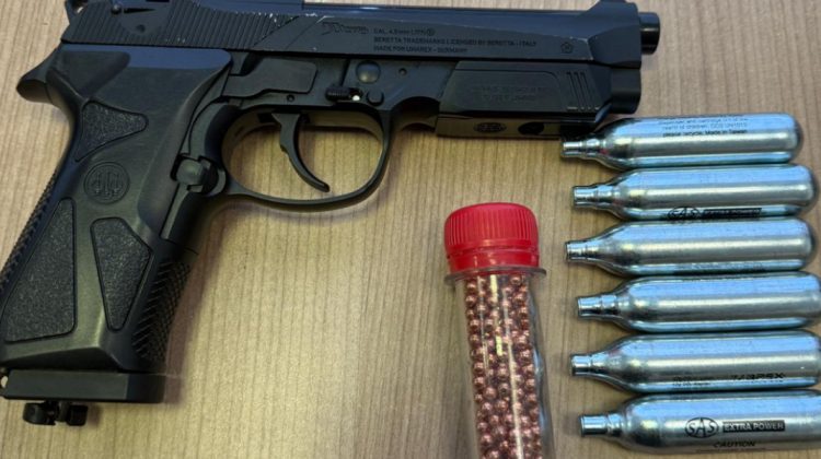 Încerca să treacă frontiera cu armă ascunsă. A fost prins la Palanca