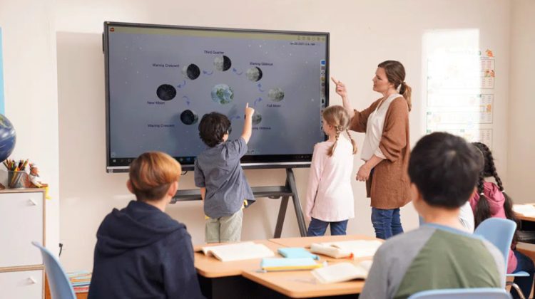 În 195 de școli din Moldova, lecțiile vor fi mai interactive cu ajutorul unei platforme digitale