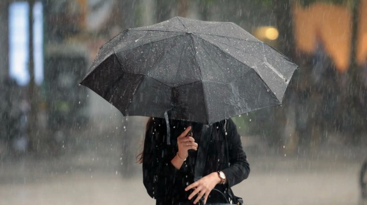 Chișinăul sub ploi: Autoritățile cer șoferilor să nu parcheze pe străzi și sub copaci