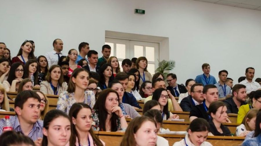 Doar unul din zece moldoveni cu dificultăți funcționale are studii universitare