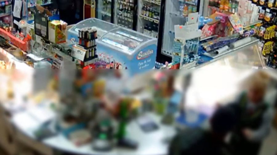 VIDEO Teroare într-un magazin din nordul țării. O vânzătoare, amenințată cu cuțitul pentru bani