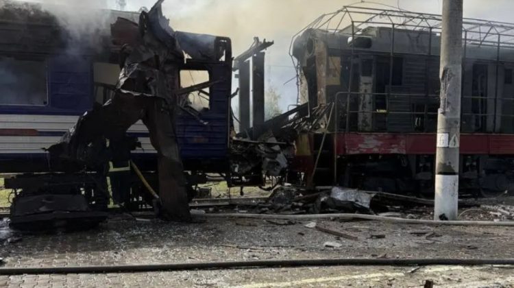 VIDEO Un tren plin cu pasageri, atacat cu drone de ruși: 30 de persoane, inclusiv 3 copii, au fost rănite