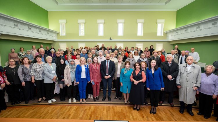 Peste 150 de persoane în etate au revenit pe băncile facultății în cadrul Universității Vârstei a Treia