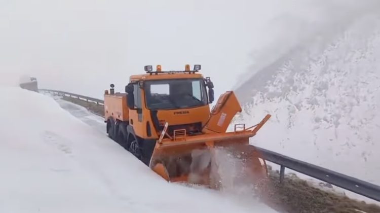 Circulația rutieră pe Transalpina rămâne închisă. Stratul de zăpadă a ajuns la 40 de centimetri