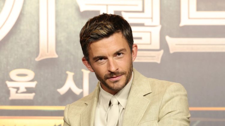 Revista People l-a desemnat pe actorul Jonathan Bailey „cel mai sexy bărbat în viață”