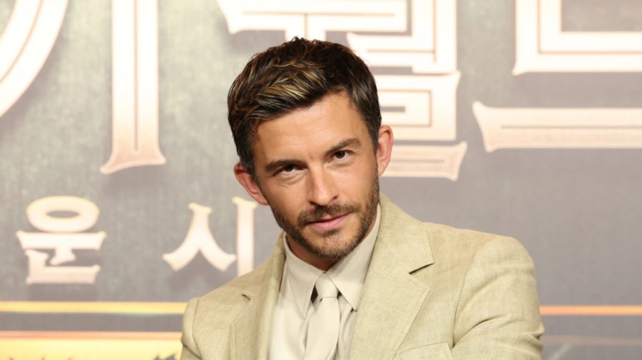 Revista People l-a desemnat pe actorul Jonathan Bailey „cel mai sexy bărbat în viață”