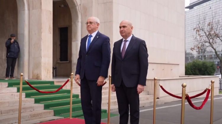 VIDEO Alexandru Munteanu, întâmpinat cu onoruri militare la Palatul Victoria de premierul Ilie Bolojan