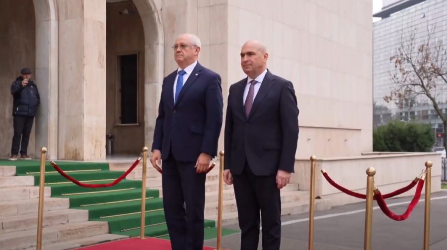 VIDEO Alexandru Munteanu, întâmpinat cu onoruri militare la Palatul Victoria de premierul Ilie Bolojan