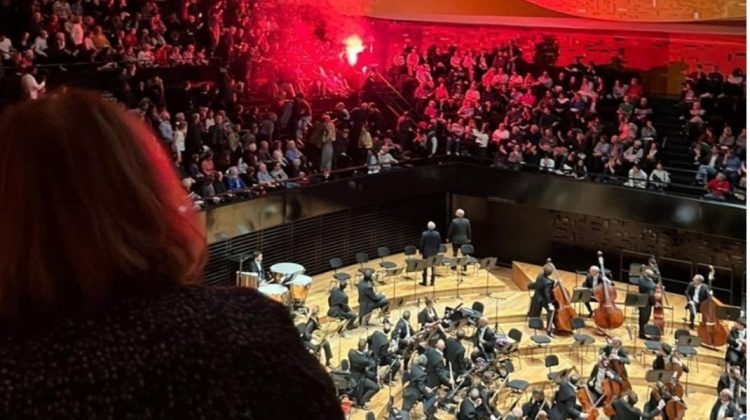VIDEO Proteste și îmbrânceli la concertul Orchestrei Filarmonice din Israel de la Paris