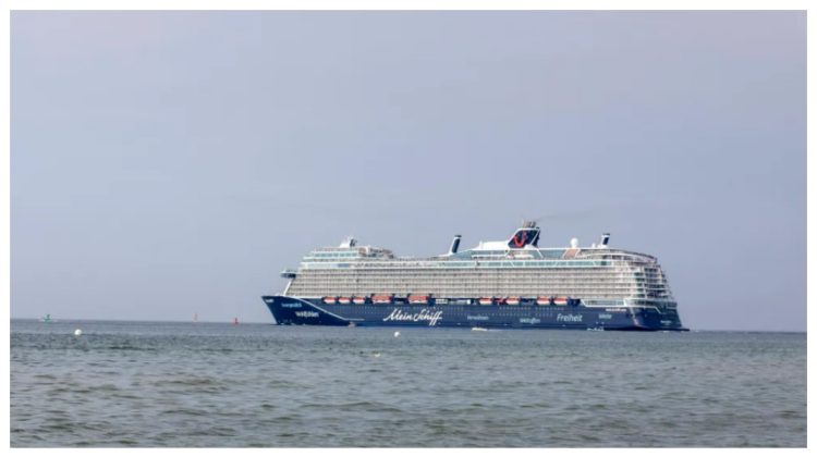 VIDEO Peste 50 de pasageri ai unei nave de croazieră, în derivă după scufundarea unui catamaran