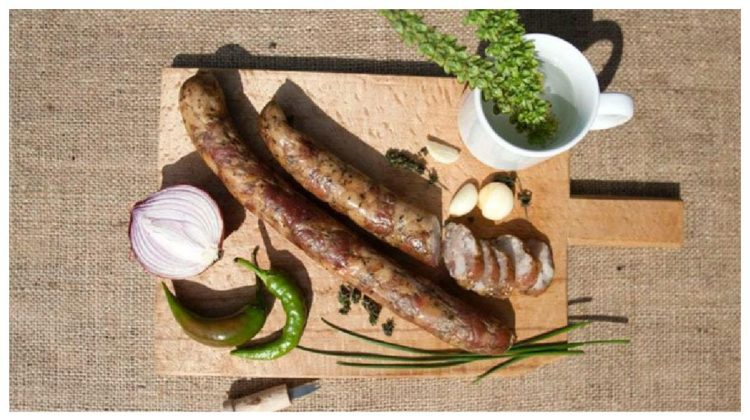 Cârnați din carne de porc afumați cu lemn de fag la câteva sute de km de Moldova – noul produs protejat de UE