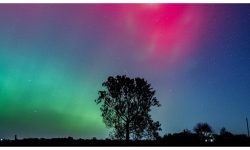 VIDEO Spectacol pe cer: Aurora Boreală colorează Europa Centrală în roșu și roz după o furtună G4 puternică