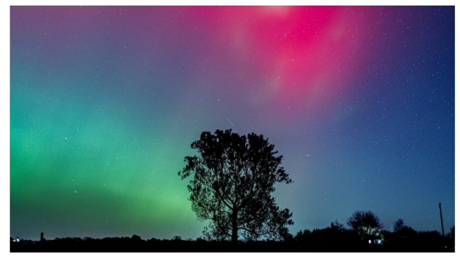 VIDEO Spectacol pe cer: Aurora Boreală colorează Europa Centrală în roșu și roz după o furtună G4 puternică