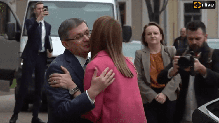 VIDEO Good morning, welcome back! Igor Grosu a întâmpinat-o pe Roberta Metsola în fața Parlamentului