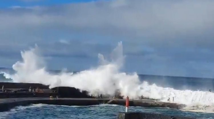 Trei morți și 15 răniți în Tenerife, unde sunt valuri de patru metri. Au fost emise avertismente, dar oamenii le ignoră