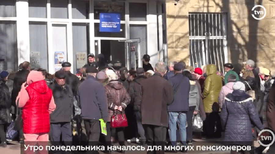 VIDEO La Bălți, pensionarii stau la cozi pentru compensații: „Cu o pensie de 2.500 de lei, e imposibil să treci iarna”