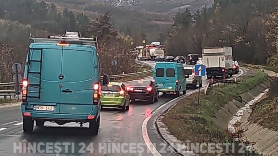 VIDEO Un autocar cu opt persoane în el s-a răsturnat într-o curbă de pe traseul Fundul Galbenei-Hîncești