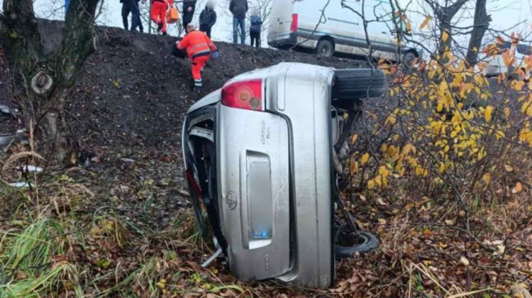 O mașină s-a izbit violent într-un copac la Ocnița: Un mort și un rănit. Cine era la volan?