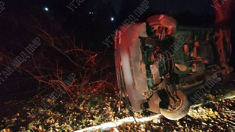 FOTO Un șofer a ajuns la spital, după ce s-a izbit cu mașina de un copac. Era în stare de ebrietate