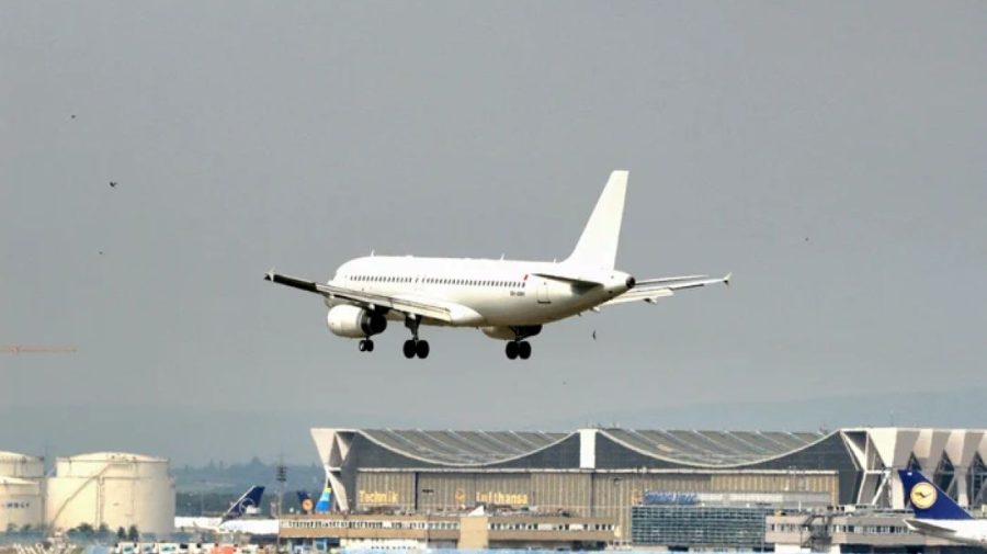 Un pilot fără calificare a zburat luni de zile cu pasageri prin Europa, după ce și-a falsificat certificatele