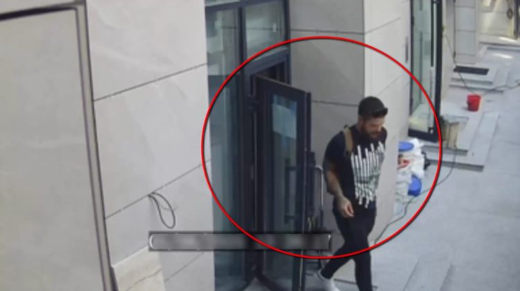 Cine cunoaște bărbatul din imagine, să sune la poliție! Este bănuit de furt într-un local din Capitală