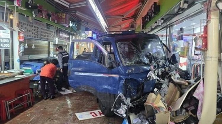 Incident șocant în Coreea de Sud – un camion a intrat în mulțime. 20 de persoane au fost rănite