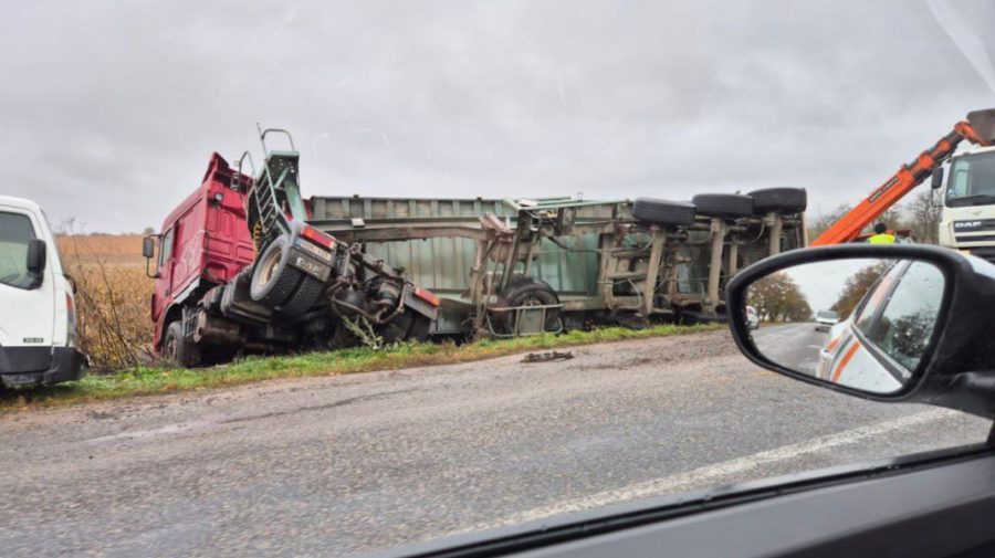 FOTO Un camion încărcat cu floarea-soarelui s-a răsturnat în nordul țării. Cum s-a întâmplat