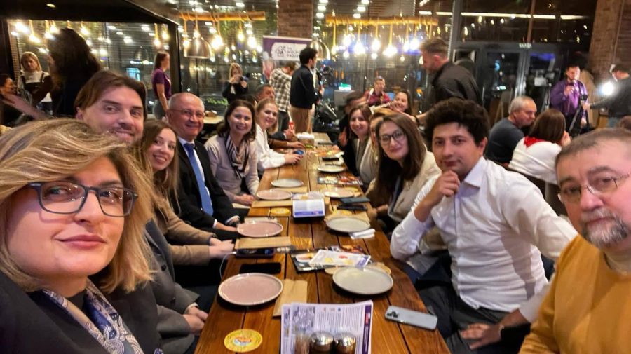 Premierul și deputații PAS, la o cină caritabilă inedită. Cine le-a fost chelner