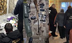 VIDEO Percheziții la Dondușeni: Doi bărbați bănuiți de trafic de persoane, puși la pământ de mascați