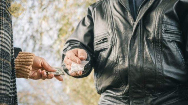 Doi bărbați din Ungheni, condamnați pentru trafic de droguri. Peste 2.000 de plicuri ridicate în timpul perchezițiilor