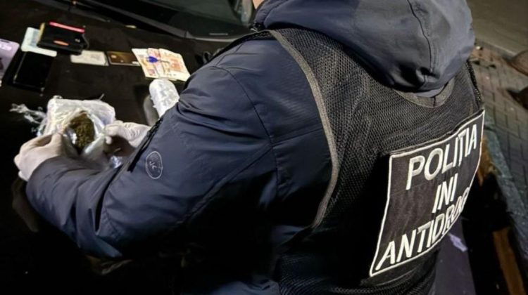 VIDEO Polițiștii i-au anihilat: Tineri, anterior cercetați pentru trafic de droguri, și-au reluat activitatea