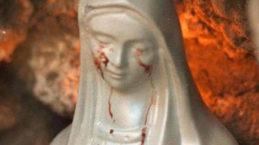 O femeie care „vorbea” cu o statuie a Fecioarei Maria care „plânge cu sânge” a ajuns în fața justiției. Câți bani lua