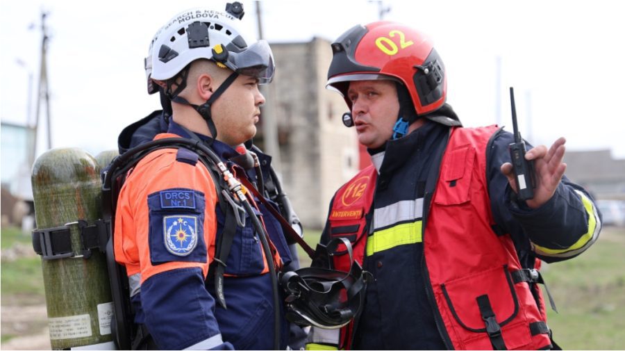 Exercițiu tactic pe strada Muncești: IGSU a simulat stingerea unui incendiu de proporții