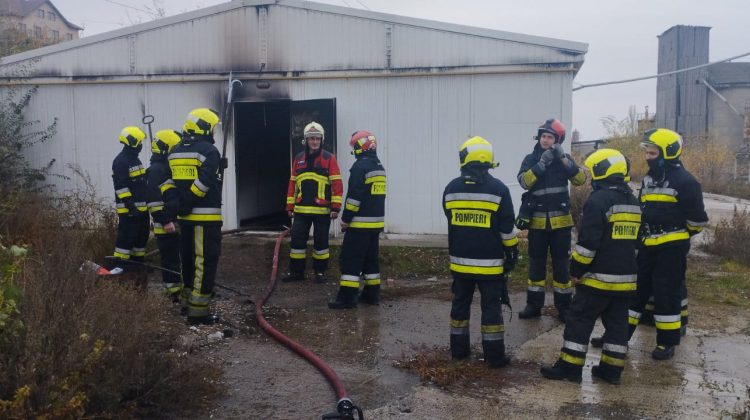 FOTO Incendiu la un cămin al unei întreprinderi de asfalt din Vatra. 15 persoane au fost evacuate la timp
