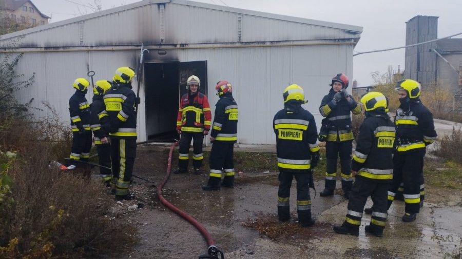 FOTO Incendiu la un cămin al unei întreprinderi de asfalt din Vatra. 15 persoane au fost evacuate la timp