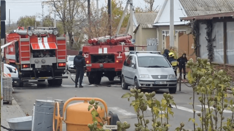 VIDEO Incendiu puternic în centrul Comratului. O parte din oraș a rămas fără curent electric