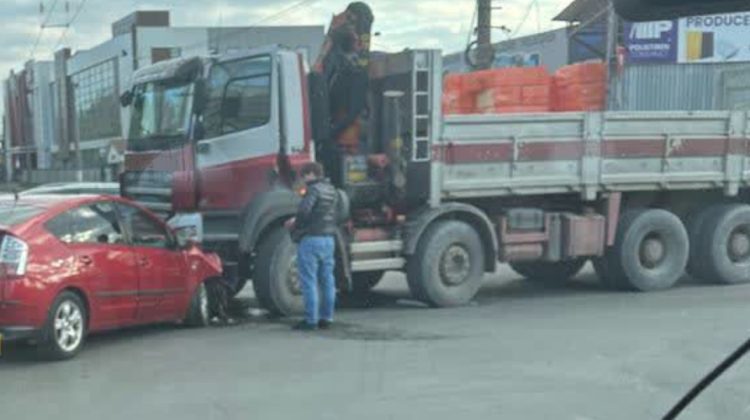O Toyota și un camion s-au boțit în Chișinău. FOTO de la fața locului