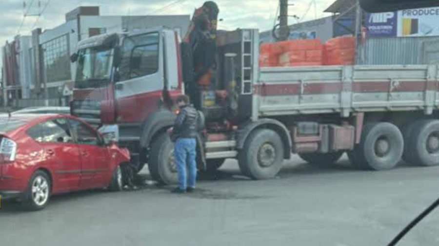O Toyota și un camion s-au boțit în Chișinău. FOTO de la fața locului