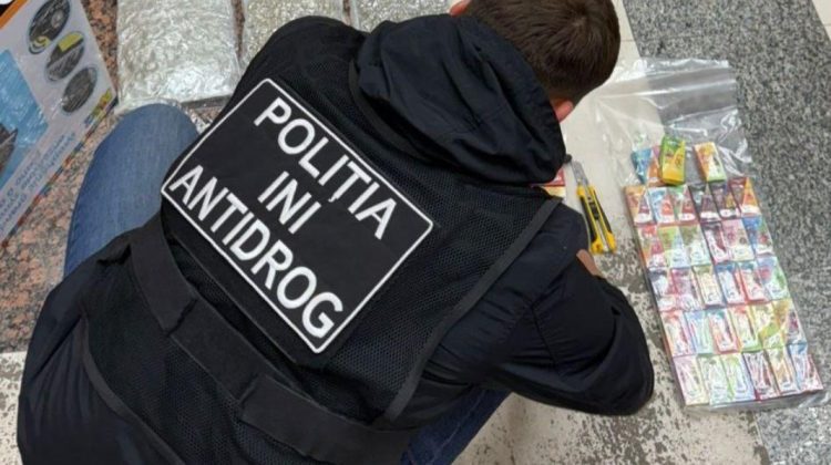 Colete cu „alimente” din UE și Canada ascundeau droguri. O grupare criminală, anihilată de poliție