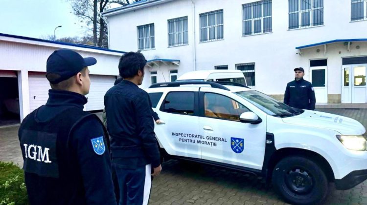 FOTO Au încercat să treacă ilegal frontiera: Doi cetățeni străini, returnați sub escortă din Moldova