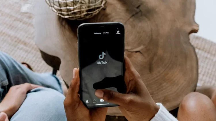 Franța deschide anchetă împotriva TikTok, acuzat de influențarea suicidului la tineri