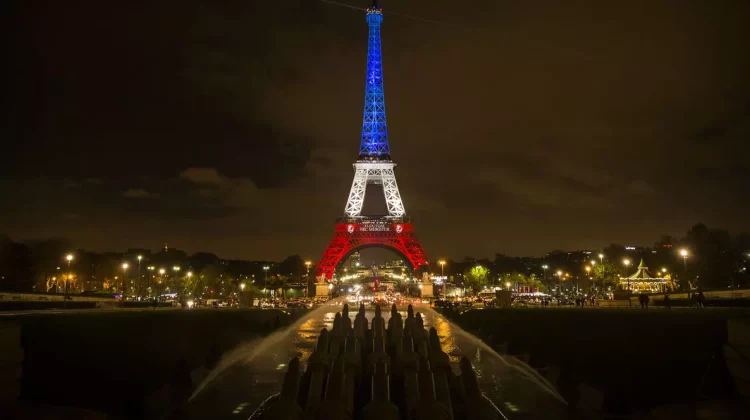 Zece ani de la atacurile din 13 noiembrie: Turnul Eiffel, luminat în culorile drapelului francez