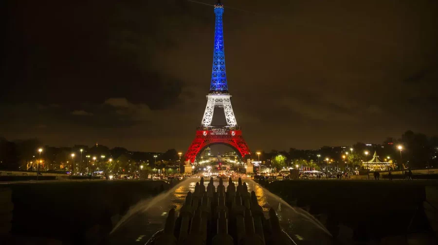 Zece ani de la atacurile din 13 noiembrie: Turnul Eiffel, luminat în culorile drapelului francez